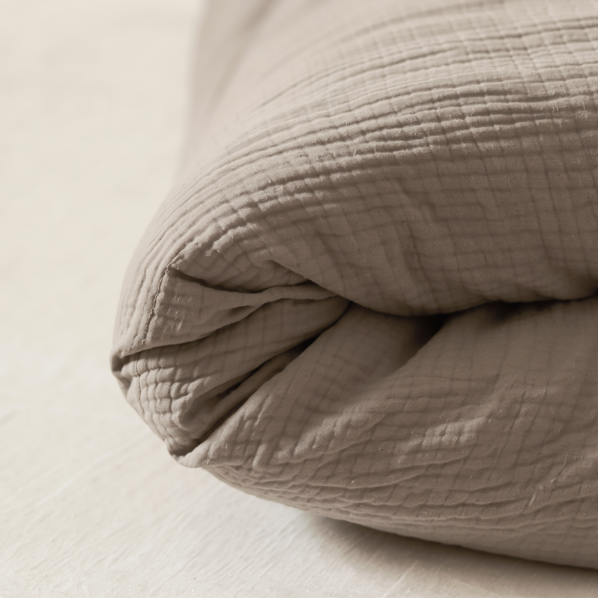 De zachte rand van het mousseline dekbed in Taupe
