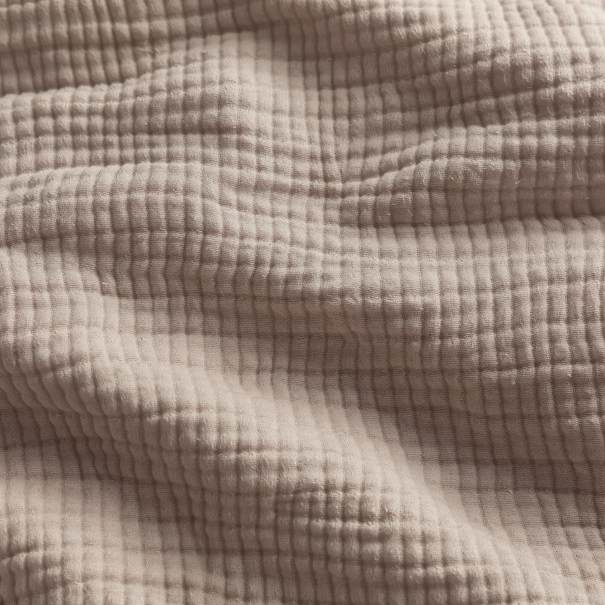 Close-up van de mousseline stof in Taupe
