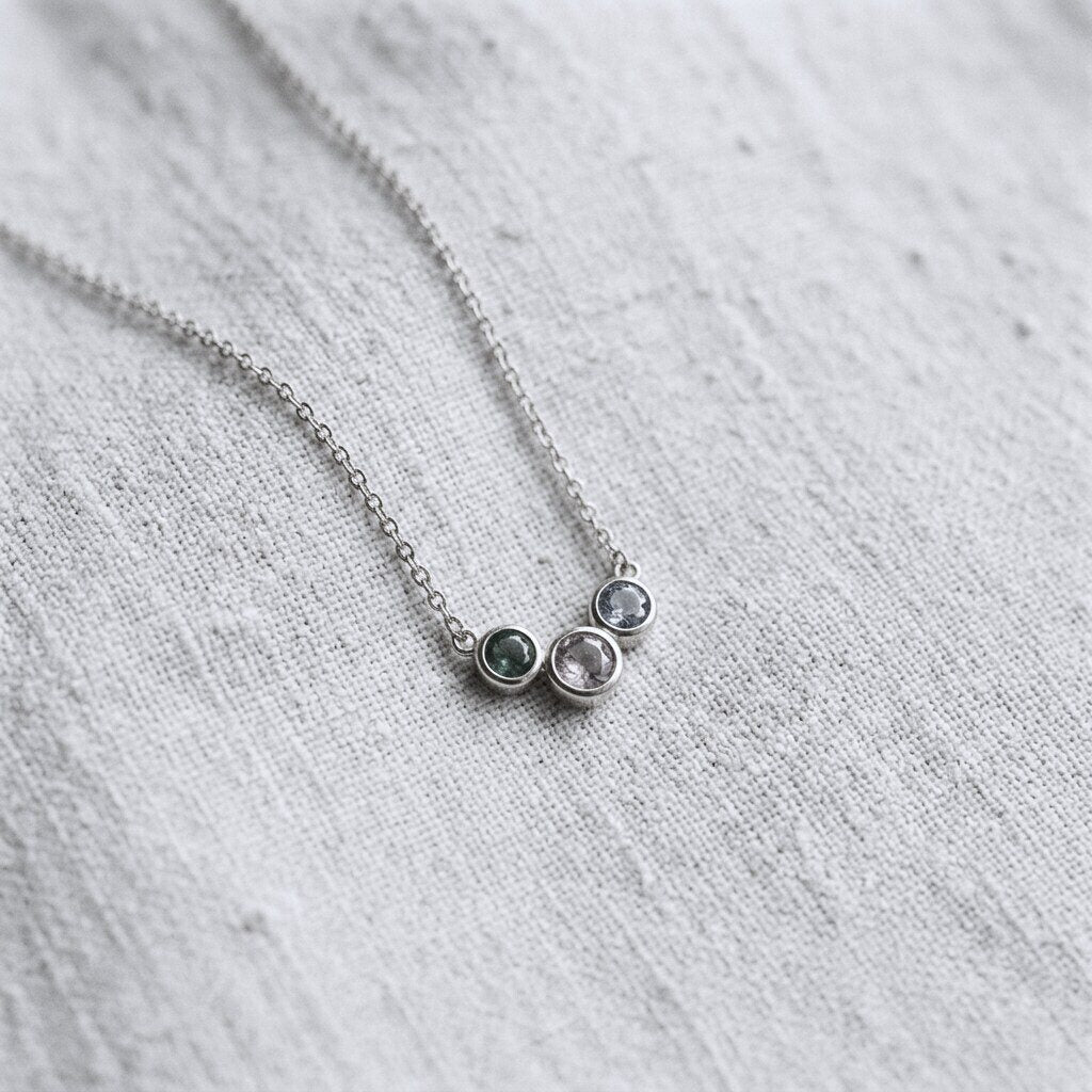 AURELIA geboortesteen ketting zilver detail