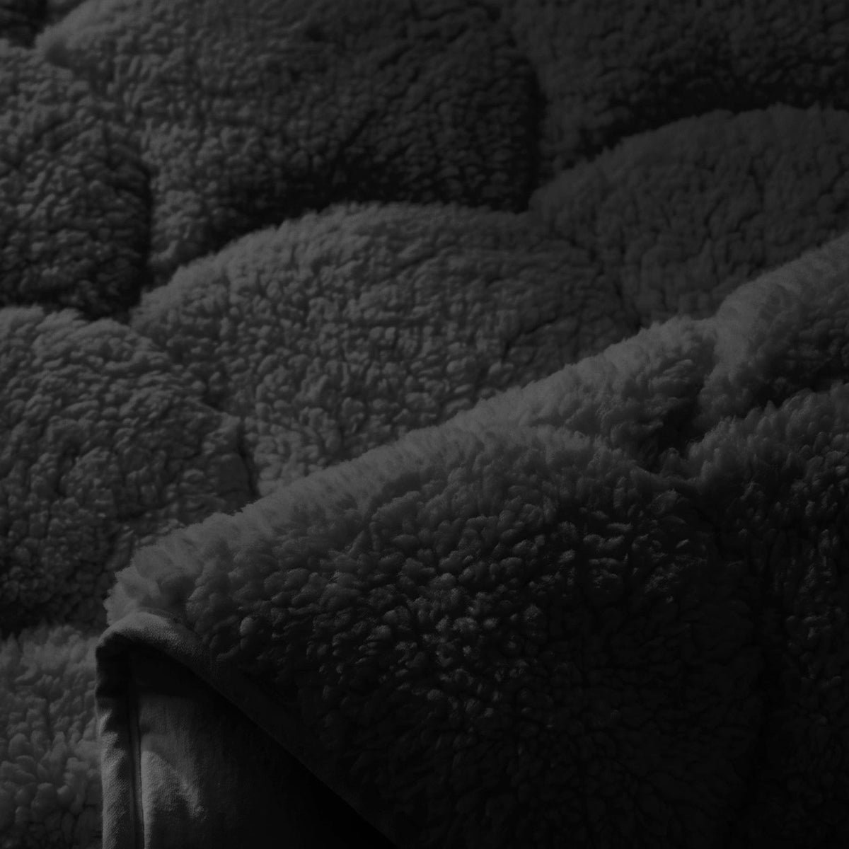 Teddy dekbed zwart, close-up van de stof