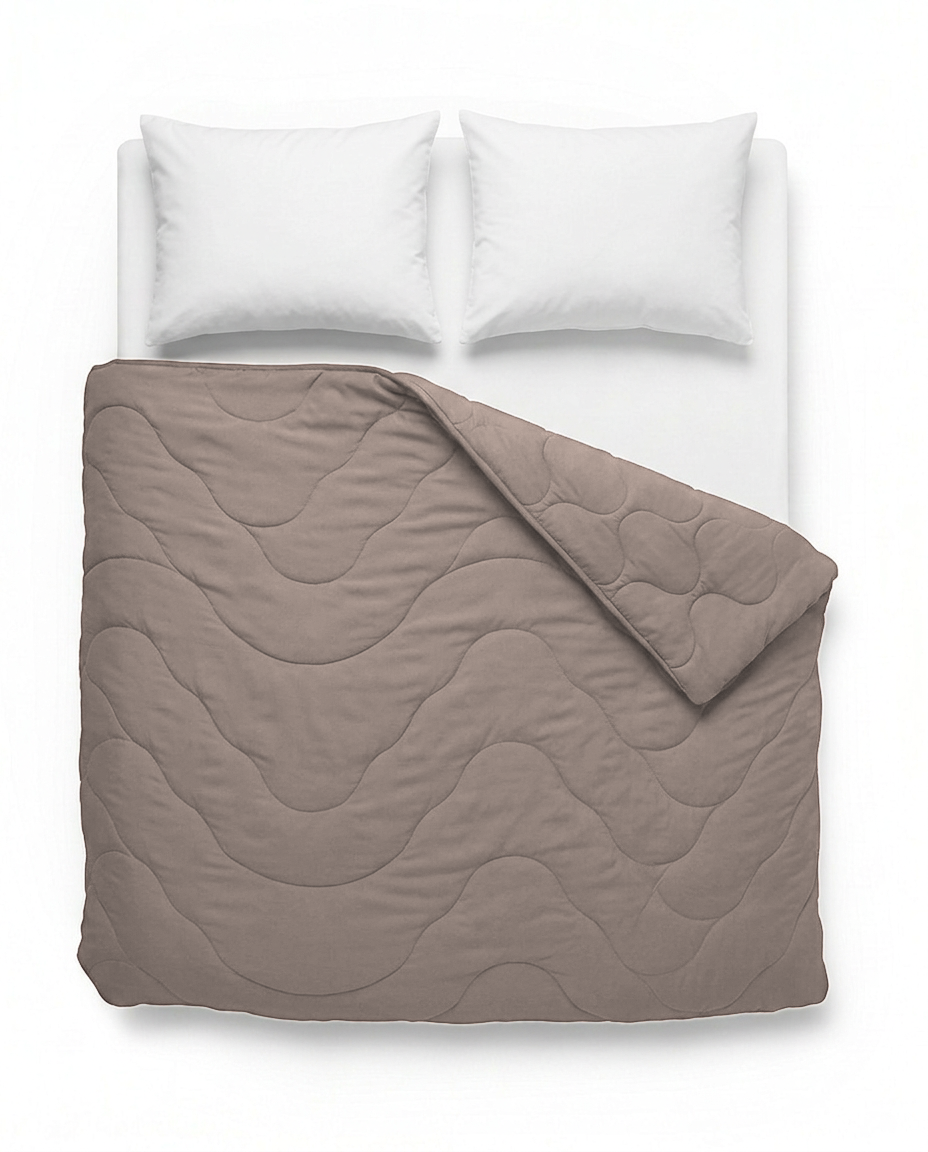 VANBRUINN Mono Taupe van bovenaf op bed