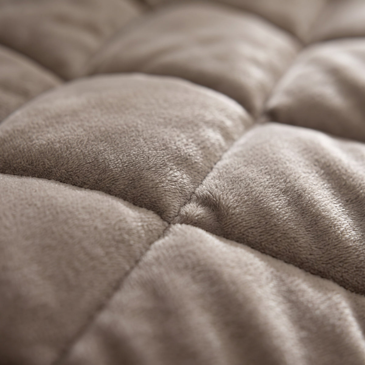 VANBRUINN Velvet Winterdekbed Taupe Grey detail